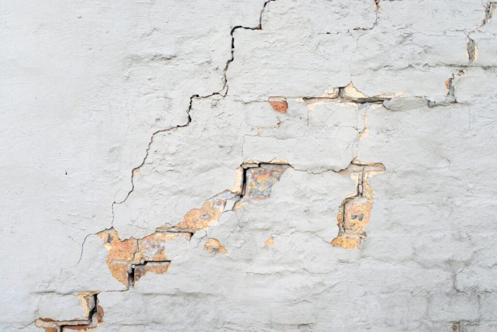 How to Repair Cracks in Plaster Walls?